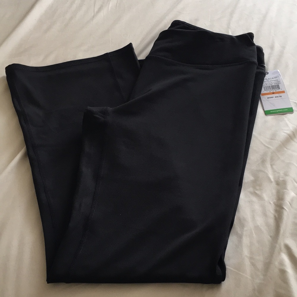 GAIAM Boot Cut Short Length Yoga Pant Size M, NWT